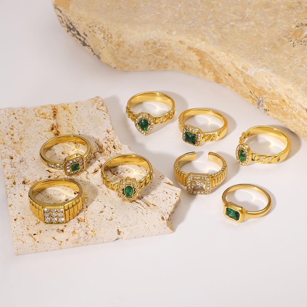 Emerald Muse Ring (green stone oval)